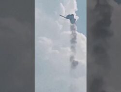 Detik-detik Roket China Tak Sengaja Meluncur dan Meledak