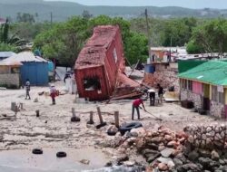 Melihat Kerusakan yang Disebabkan Badai Beryl di Jamaika