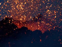 Kobar Lava Merah di Tengah Amukan Gunung Etna