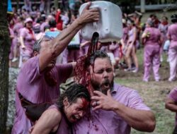 Meriah Perayaan Seni Konflik Bersenjata Anggur di Spanyol