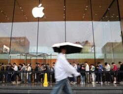 Antrean Mengular Warga China Demi iPhone 16 Baru