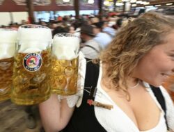 Oktoberfest Resmi Dibuka, Ribuan Pecinta Bir Berkumpul di Munich