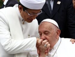 Balas Kecupan Kening, Paus Fransiskus Cium Tangan Imam Masjid Istiqlal