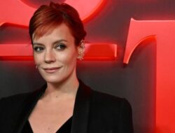 Lily Allen Akui Lebih Cuan Jual Foto Kaki Dibanding Royalti Spotify