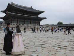 Memeluk Angin Dingin di Istana Gyeongbokgung Korea Selatan