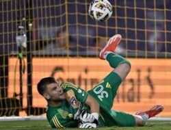 Maarten Paes Cetak Sejarah Menang Save of the Year MLS 2024