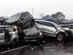 Polisi Evakuasi Korban & Kendaraan Pribadi Kecelakaan Beruntun di Tol Cipularang