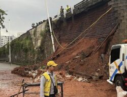 Longsor 7 Meter, Jalan Penghubung Kabupaten Tangerang-Bogor Terputus