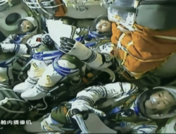 Detik-detik Astronaut Shenzhou-18 China Tiba di Bumi