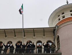 Bendera Bintang Tiga Berkibar di Kedutaan Suriah Moskow