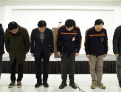 CEO Jeju Air Membungkuk Minta Maaf usai Kecelakaan Tewaskan 179 Orang