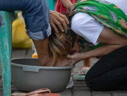 Peringati Hari Ibu, Ratusan Anak Cuci Kaki Ibu