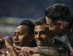 Peringkat Liga 1: Persib Tempel Ketat Persebaya