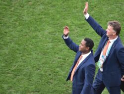 Media Korea Sebut Kluivert Manajer ‘Bau Kencur’ Tak Sebanding STY