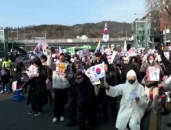 Pendukung Kepala Negara Yoon Suk Yeol Ketidaksetujuan Perintah Penangkapan