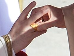 Sejarah Nama dan Fungsi Cincin Paus Fransiskus The Fisherman’s Ring