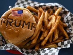 Mencicipi Burger ‘Trump’ di Texas