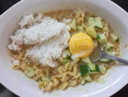 Masih Sering Makan Mi Instan Pakai Nasi? Ini Risikonya ke Tubuh Kamu