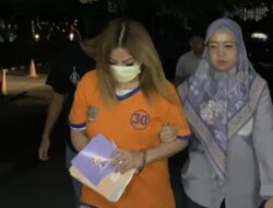 Pebisnis Jan Hwa Diana Bahkan Tahan Akta Lahir-Buku Nikah Karyawan