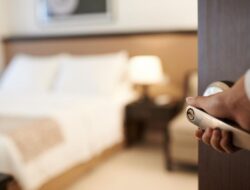 Jangan Lupa Setiap Saat Gerendel Pintu Kamar