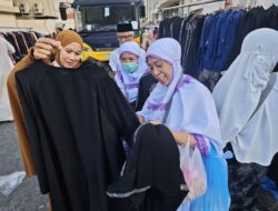 Suasana Pasar Kaget di Kompleks Hotel Jemaah Haji Indonesia
