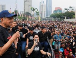 Usia 100 Tahun, Mahathir Pimpin Protes Desak PM Malaysia Anwar Mundur