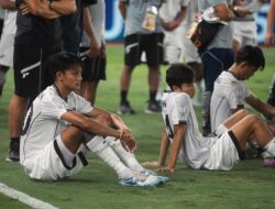 Achmad Maulana Kalungkan Medali Perak di Nisan Ayah Usai AFF U-23