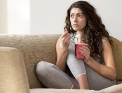 Jangan Disepelekan, 8 Kebiasaan Makan Ini Ternyata Bikin Perut Buncit