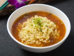 4 Makanan Ini Sebaiknya Tidak Dikonsumsi Pada saat yang sama dengan Mi Instan