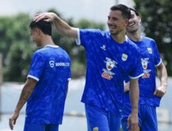 Eliano dan Thom Haye Datang, Pemain Persib Girang