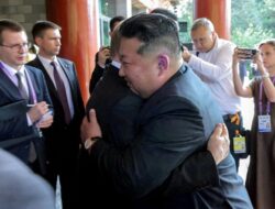 Pelukan Perpisahan Kim Jong un dan Putin sebelum Tinggalkan China