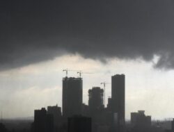 Masyarakat Jatim Diminta Waspada Cuaca Ekstrem Sepekan ke Depan