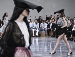‘Tafsir’ Baru Dior dalam Debut Jonathan Anderson