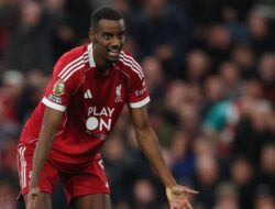 Arne Slot Akui Alexander Isak Belum Bisa Main 90 Menit