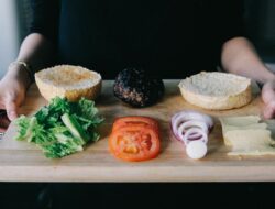 Talenan Kayu vs Plastik, Mana yang Lebih Terjamin untuk Dapur?