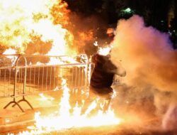 Aksi Keluhan Masyarakat Pencurian Uang Negara Berujung Ricuh, Albania Membara