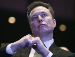 Orang Terkaya Dunia Sindir Perlombaan Bikin ‘Matahari KW’: Buang Duit