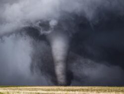 Puting Beliung di Bogor, Bangkai Sayap Pesawat Timpa 2 Rumah Warga