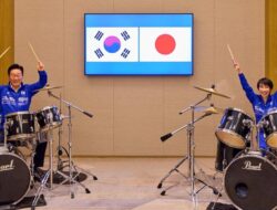 Momen Takaichi dan Lee Main Drum Bawakan Lagu K-Pop