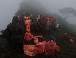 Tim Temukan Barang Korban dan Bagian Pesawat di Gunung Bulusaraung