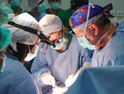 Tim Dokter RSAB Harkit Operasi Janin dalam Kandungan, Jadi yang Pertama di Indonesia