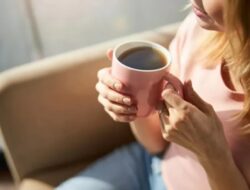 Ahli Ungkap Manfaat Minum Air Putih sebelum Kopi di Pagi Hari