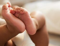 Viral Bayi 24 Hari Diduga Diberi Telur Mentah oleh Neneknya, Dokter Ungkap Dampaknya